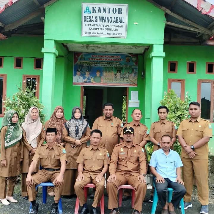 Foto Bersama Kepala Desa Dengan Para Perangkat Desa Simpang Abail.